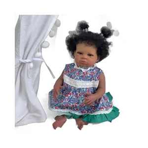 Bambola reborn realistica da 50 cm pelle nera Lanny con capelli ricci e vestito floreale