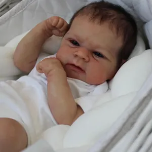 Poupée bébé reborn réaliste de 49cm en body de coton blanc dans un berceau souple