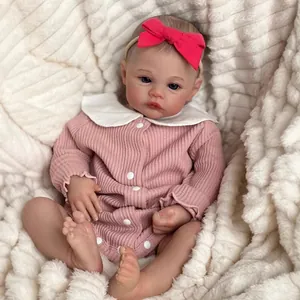 Poupée Bébé Reborn Réaliste 18 Pouces Membres en Silicone Corps en Tissu Doux Combinaison Rose Rayée Avec Bandeau Nœud Rouge