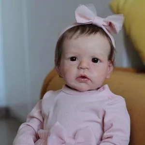 Poupée Reborn réaliste Sandie 60cm en tenue tricotée rose avec bandeau à nœud