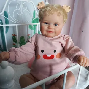 Ρεαλιστική κούκλα Maddie 60cm με ξανθά μαλλιά και ροζ φούτερ σε λευκή σιδερένια κούνια