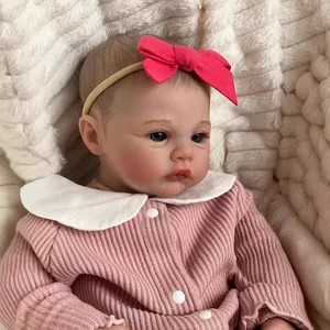 Poupée reborn réaliste de 18 pouces en tenue rose côtelée avec nœud sur fausse fourrure
