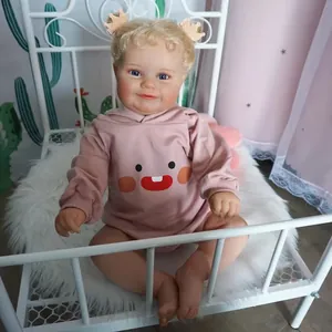 Ρεαλιστική κούκλα Reborn 60cm Maddie με ξανθά σγουρά μαλλιά και ροζ φούτερ
