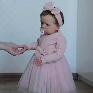 Poupée Reborn réaliste de 60cm en robe tricotée rose avec bandeau nœud et tétine
