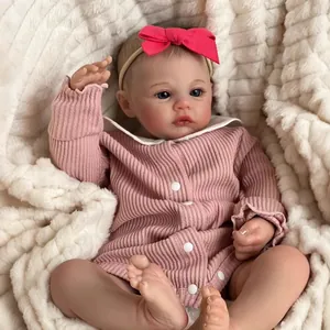 Bébé Reborn réaliste de 18 pouces en barboteuse rayée rose sur couverture en peluche