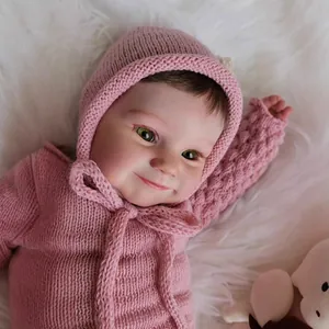 Poupée réaliste Maddie 60cm en tricot rose avec bonnet sur fond de fourrure blanche