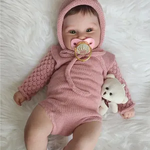 Poupée Reborn réaliste Maddie 60cm avec tenue en tricot rose et ours en peluche