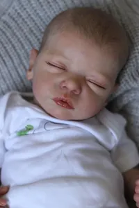Detailed close-up of 48cm reborn baby doll featuring realistic skin and eyelashes