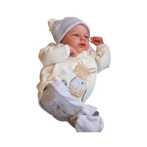 Poupée bébé Reborn réaliste de 49 cm avec tenue de lapin blanc et bonnet gris sur fond blanc