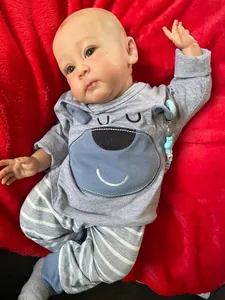 Détail d'une poupée reborn de 60cm avec veines peintes à la main et traits du visage réalistes