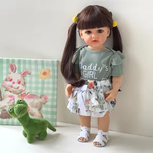 55cm levensechte reborn babypop in groene outfit en bloemenrok op warme achtergrond
