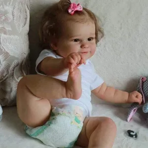 Poupée bébé reborn réaliste 50cm Maddie avec t-shirt blanc et couche sur un canapé