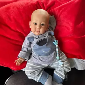 Poupée Bébé Reborn Réaliste 60cm Peau 3D Veines Visibles Cheveux Peints à la Main Corps en Tissu Vinyle Avec Tenue d'Ours