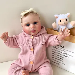 Bambola Sebby neonata realistica da 49cm in tutina rosa a maglia e fascia in pizzo