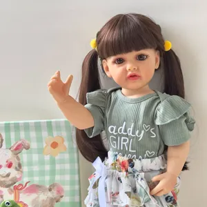 55cm realistische Reborn-pop Betty met bruine vlechten en groene gebloemde Daddy's Girl set