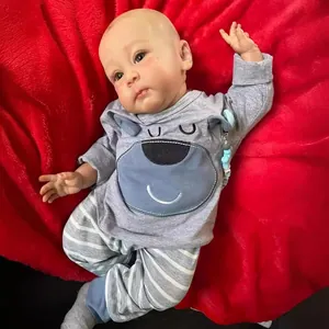 Poupée reborn réaliste 60cm avec texture de peau 3D en sweat à capuche gris sur rouge