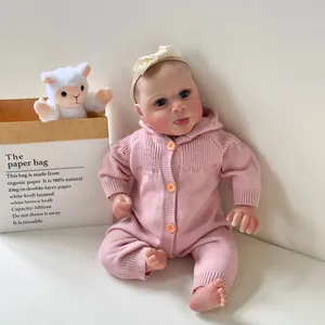 Bambola Reborn Sebby realistica da 49cm con felpa rosa e fascia in pizzo per capelli