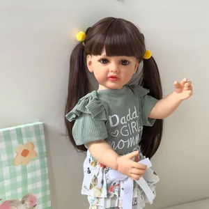 Natuurgetrouwe Reborn babypop Betty 55 cm met bruine staartjes in groene kleding
