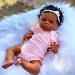 Muñeca reborn realista de 50 cm de piel negra con body rosa y diadema de flores
