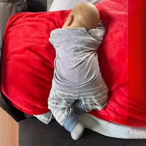 Poupée Reborn réaliste de 60cm avec peau 3D et veines sur une surface en peluche