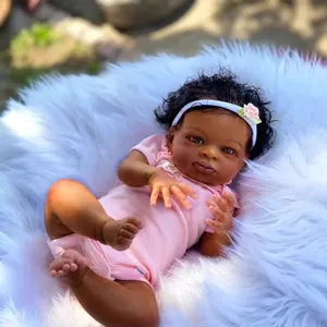 Muñeca Reborn negra realista de 50cm con pelo rizado y mameluco rosa floral