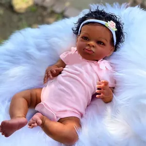Muñeca bebé reborn negra realista de 50 cm con pelo rizado y body rosa en piel blanca