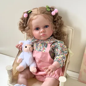 Poupée reborn réaliste 60cm avec cheveux bouclés et ensemble salopette rose fleuri
