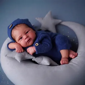 Poupée Bébé Reborn Réaliste Elijah Peau Foncée Corps en Tissu Cheveux Enracinés à la Main Peinture de Peau 3D Poupée Nouveau-Né Fait Main Jouet Accessoires de Photographie