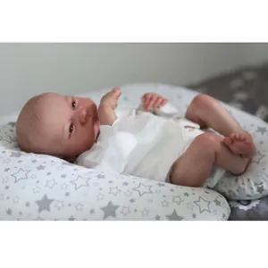 Poupée reborn nouveau-né 19 pouces avec texture de peau 3D posée sur un coussin étoilé