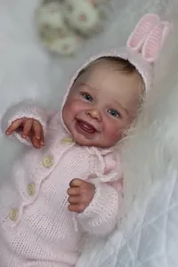 Détail de la poupée Harper Reborn avec tenue en tricot rose et bonnet à oreilles