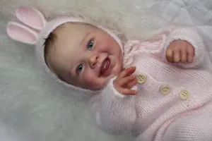 Gros plan d'une poupée reborn réaliste de 50 cm avec bonnet tricoté à oreilles de lapin