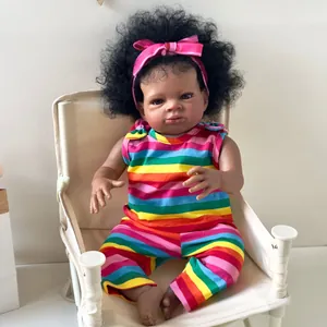 Poupée Reborn de 50cm à peau foncée avec cheveux bouclés et barboteuse arc-en-ciel