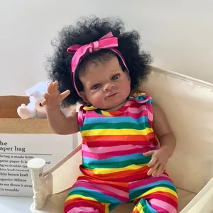 Poupée bébé reborn réaliste de 50 cm à peau foncée portant un body rayé arc-en-ciel coloré