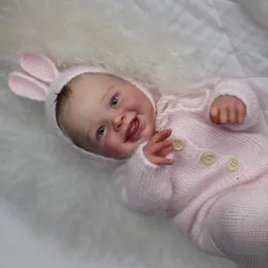 Poupée réaliste Reborn Harper 50cm avec tenue en tricot rose et oreilles de lapin