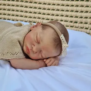 Lifelike 49cm sleeping reborn baby doll Romy with 3D skin and knit outfit