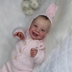 Poupée reborn réaliste de 50cm en tricot rose avec oreilles de lapin sur couverture