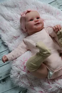 Vista dettagliata della bambola Maddie reborn con pelle realistica e fiocco rosa