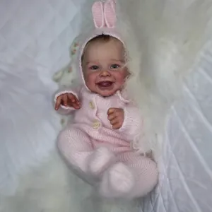 Poupée bébé Reborn Harper 50cm en barboteuse rose tricotée avec bonnet à oreilles