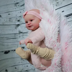 Bambola Reborn realistica Maddie 50cm con vestiti rosa e capelli dipinti a mano