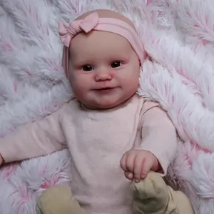 Bambola reborn Maddie realistica da 50cm con capelli dipinti a mano e tutina rosa