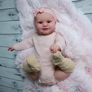 Bambola Maddie Reborn realistica da 50cm con pagliaccetto rosa su coperta di peluche