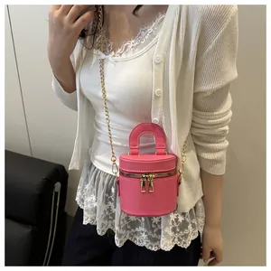 Mini sac seau rose fuchsia avec double fermeture éclair et bandoulière chaîne dorée