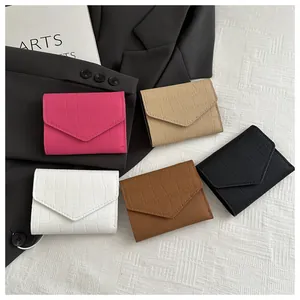 Carteras de sobre con estampado de cocodrilo en cinco colores modernos, vista plana