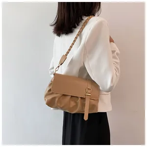 Détail du sac plissé kaki avec bandoulière tressée et fermeture à boucle métal