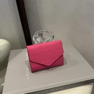 Cartera Pequeña de Mujer con Patrón de Piedra Minimalista Textura de Cocodrilo Cuero PU Sobre Solapa Triple Portatarjetas