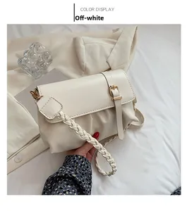 Vue détaillée du sac à bandoulière plissé blanc cassé avec sangle tissée et boucle