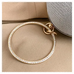 Detail van glitter sferische clutch met een goudkleurige ringgreep vol strass