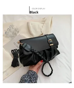 Détail du sac en cuir PU plissé noir avec poignée tissée et bandoulière réglable