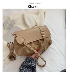 Détail du sac à main plissé kaki avec bandoulière tissée et boucle réglable dorée