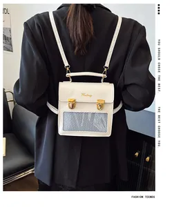 Détail de la bandoulière réglable et des ferrures dorées sur le mini sac à dos blanc